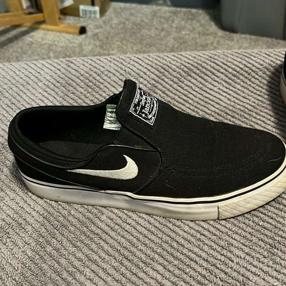 Youth 6 or Women’s 7.5 Nike Skater Shoes - Picture 1 of 5
